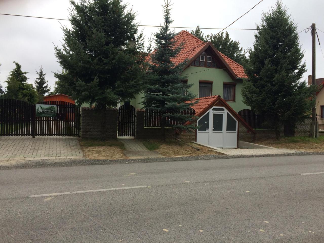Bakonyi Mamutfenyő Vendégház Tés Kültér fotó